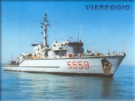 Il cacciamine della Marina Militare, Viareggio, nel canale di...