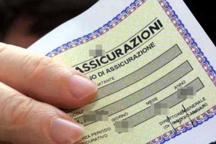 Una donna, mentre camminava, viene affiancata da una vettura ...