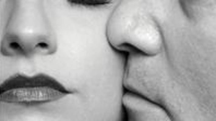 Il “bacio a sfioro” integra il reato di violenza sessuale. Vi...