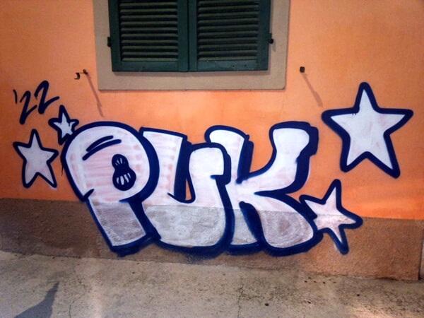 L’atto di imbrattare un bene altrui conserva rilievo penale. ...