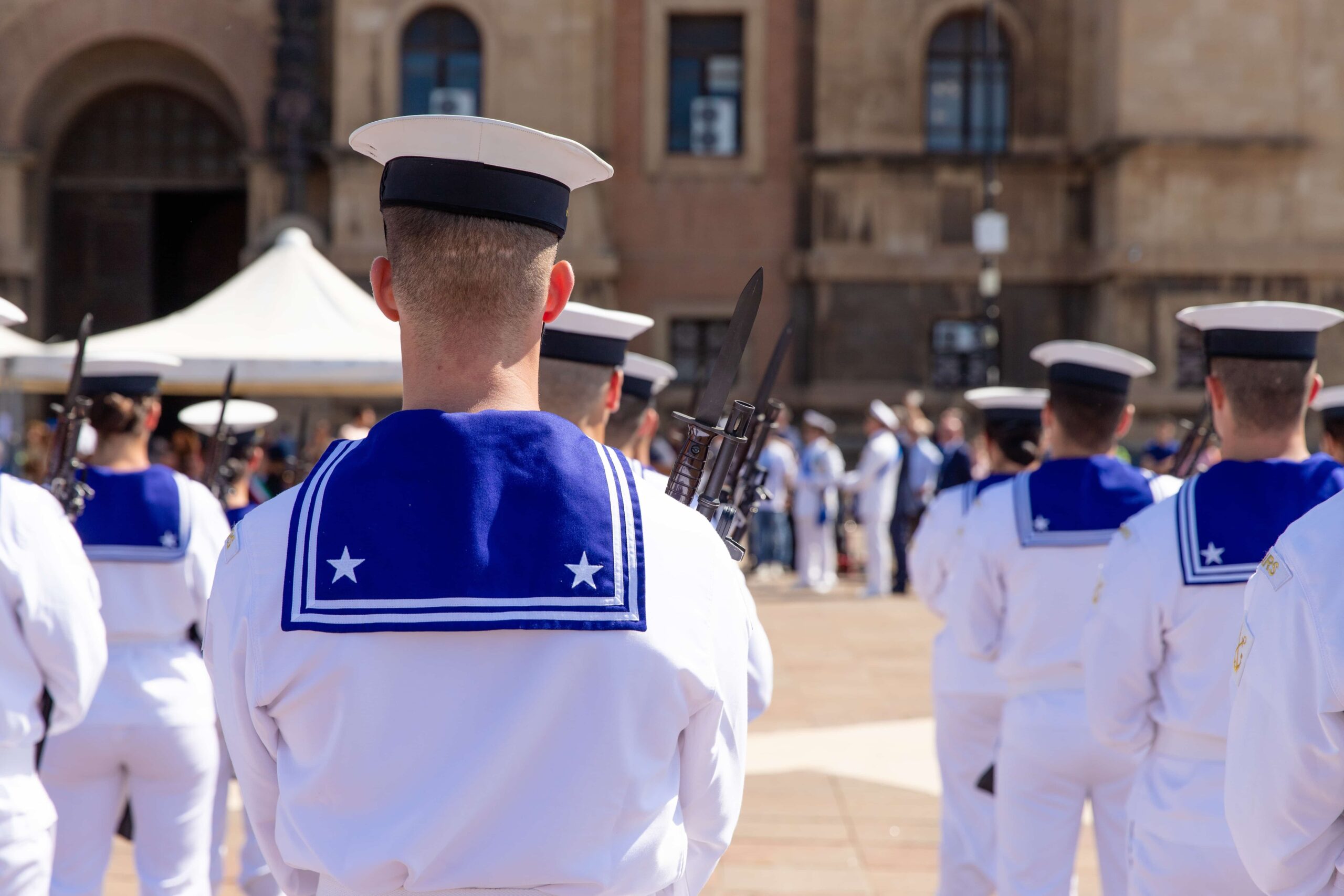 Sergente della marina militare addetto all’ufficio locale mar...