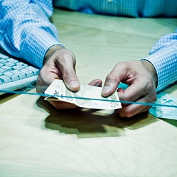 Cassiere sottrae 5 euro dall’incasso - Licenziamento illegitt...