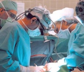 Cardiochirurgo esegue interventi chirurgici su pazienti che n...