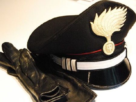 I carabinieri suonano al citofono di un condannato agli arres...