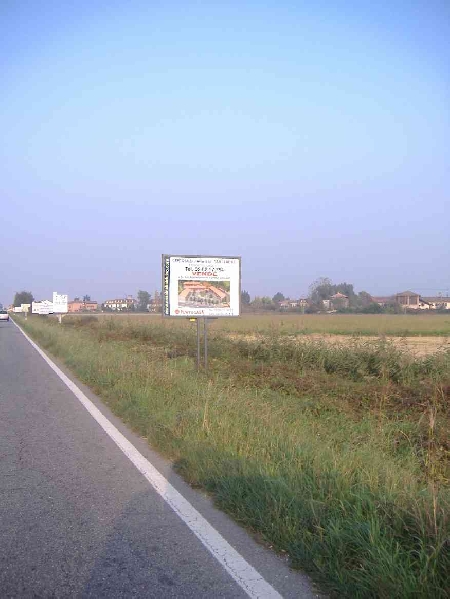 Apposizione di cartelli pubblicitari su strada provinciale. S...