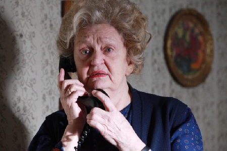 Violenza sessuale di gruppo.Responsabile anche la nonna che a...