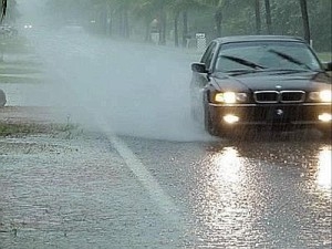 Violento nubifragio l’acqua fuoriesce da un tombino e allaga ...