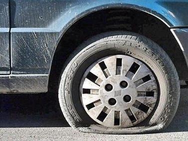 Agli arresti domiciliari deve recarsi in udienza arriva tardi...