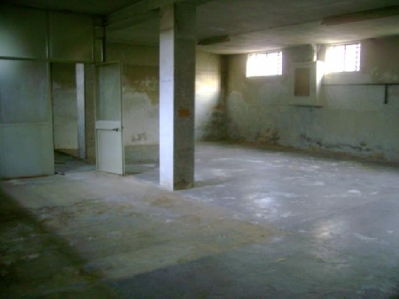 Locale seminterrato utilizzato a esercizio commerciale: il co...