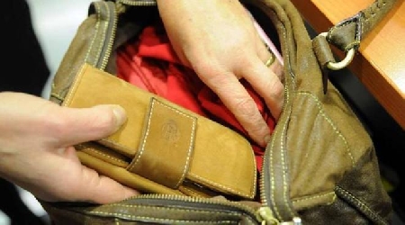 Durante una verifica fiscale si può aprire una borsa senza au...