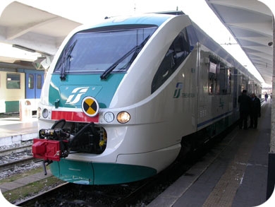 Un’addetta alle vendite dei biglietti di Trenitalia S.p.a. pr...