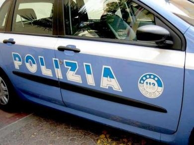 Un ispettore di polizia invia da posto di lavoro fax privati:...