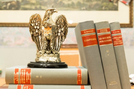 Incostituzionale l'obbligo per i dirigenti pubblici di pubbli...