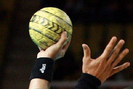 Alunno mentre partecipa ad un torneo di pallamano organizzato...