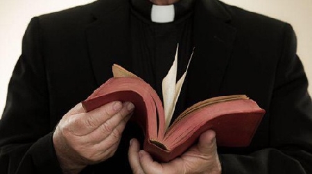 Padre cattolico e madre testimone di Geova: a chi spetta deci...