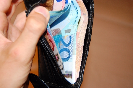 Ruba il portamonete all'avvocato mentre è nella sala d'attesa...