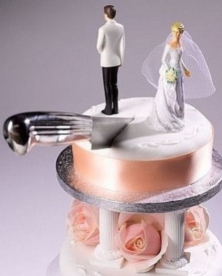 La moglie durante il matrimonio conduce una vita disordinata:...