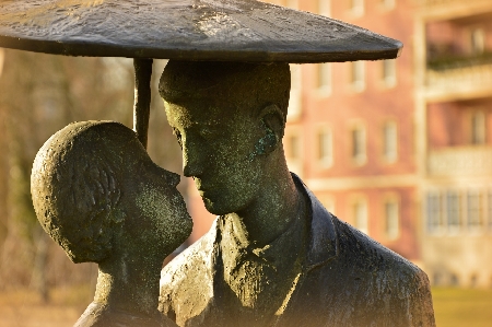 Il marito va a vivere con l’amante: separazione a lui addebit...