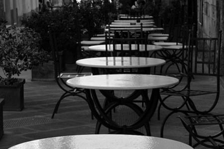 Un bar posizione dei tavolini nell'area condominiale. Per la ...