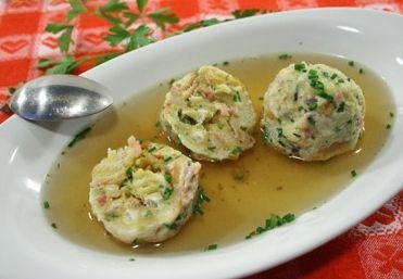 Canederli dolci con salsa di vaniglia con alta concentrazione...