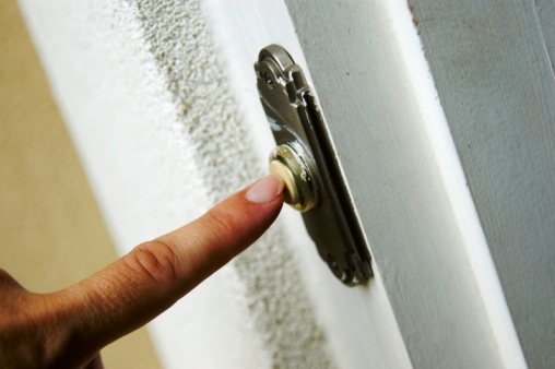 Molestie: suona il campanello della porta di ingresso dell