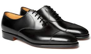 Prova le scarpe e le nasconde in una borsa a tracolla. La sca...