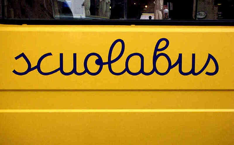 Il conducente dello scuolabus deve prevenire le imprudenze de...