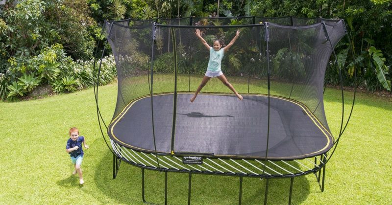 Bambina si ferisce sul tappeto elastico di un  "salta-sa...