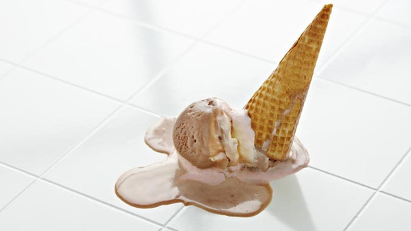 Detenuto passa un gelato e una briosche da una cella all'...