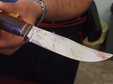 Balla con una ragazza e l'ex fidanzato della donna lo accolte...