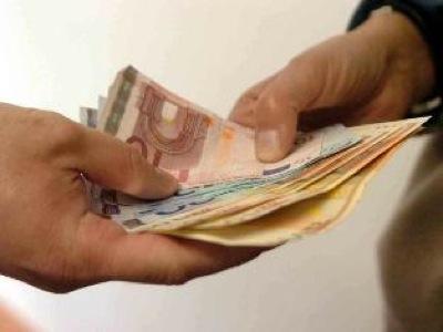 È estorsione chiedere al dipendente di restituire parte dello...