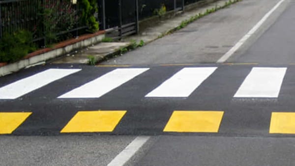 Pedone investito mentre attraversa fuori dalle strisce: assol...