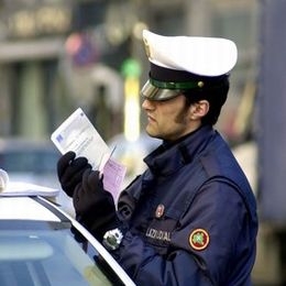 Chi usa il cellulare mentre guida puo' contestare il verbale ...