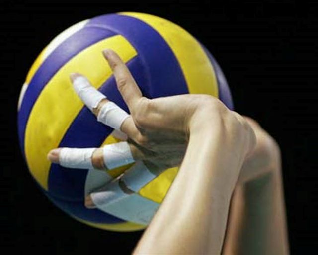 L'istruttore di pallavolo e l'allieva tredicenne: l&#...