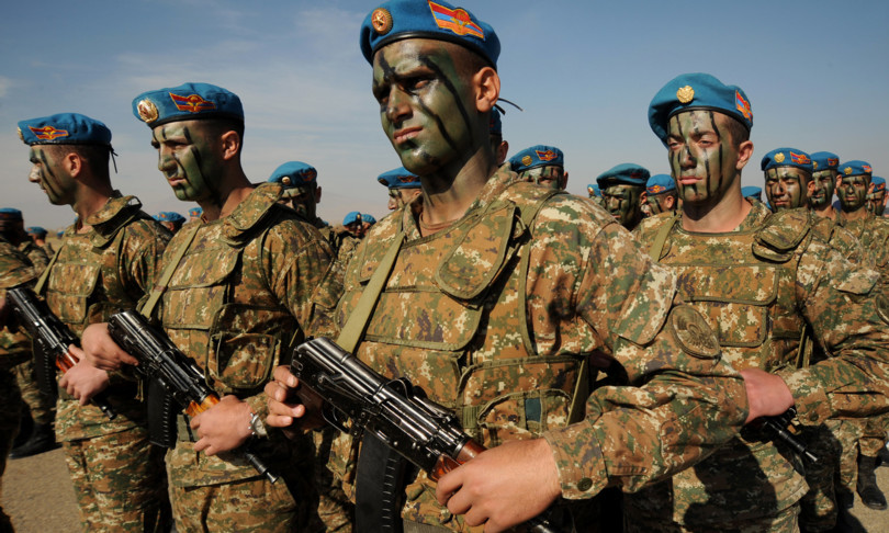 GUERRA TRA ARMENIA ED AZERBAIDJAN. In tempi di guerra i genit...