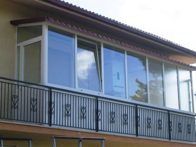 Le verande realizzate sulla balconata di un appartamento, det...