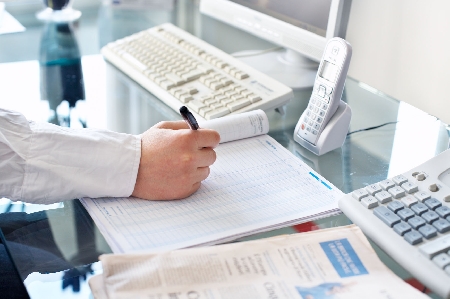 Certifica di essere disoccupata per ottenere prestazioni sani...