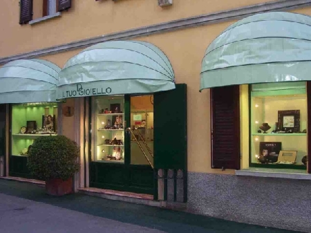 Gioielleria svaligata dai ladri perche' l'allarme non suona. ...