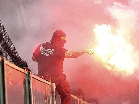 Devastazione e lesioni personali a pubblico ufficiale: ultra'...