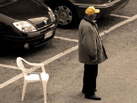 Un automobilista costretto a consegnare al parcheggiatore abu...