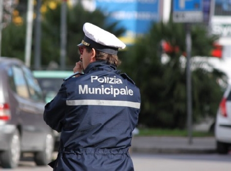 Un minore minaccia un vigile urbano perchè ometta il fermo de...
