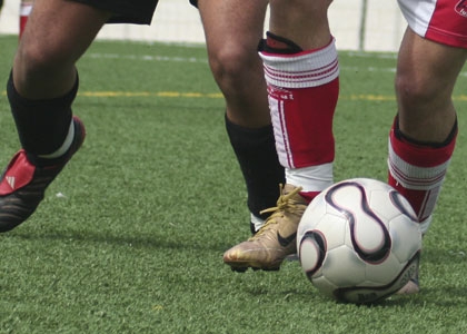 Scuola. Ora di educazione fisica. Partita di calcetto: riceve...