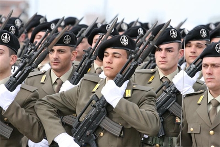 Sergente dell'esercito svolge vigilanza ad un ponte radio, st...