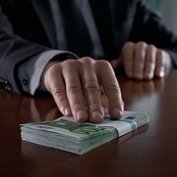 Corruzione e concussione. Nella prima i soggetti sono pari, n...
