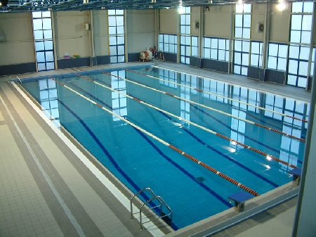 Bambino annega in piscina durante le lezioni di nuoto. L'assi...