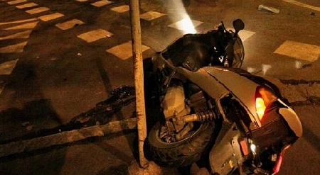 Sul motorino in due. Il passaggero senza casco cade e muore. ...
