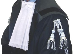 Avvocato radiato dall'albo: sottrae, modifica,tenta di distru...