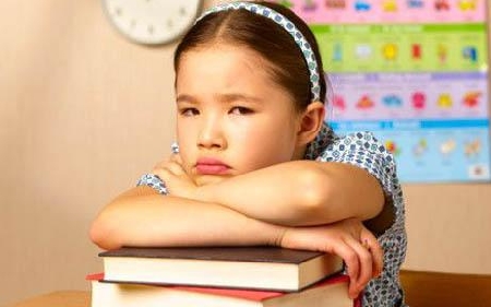 Scuola elementare: una bambina cade inciampando nei gradini d...