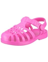 Ruba tre ciabattine da mare per bambini. E' reato. Appropriaz...
