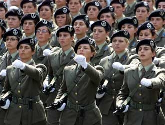 Sergente dell'esercito fa dei complimenti ad una donna capora...